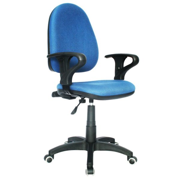 Imagen de una Silla Paño Barcelona en color azul con mecanismo graduable en altura y espalda graduable en altura, que ofrece inclinación y profundidad ajustables. Equipada con brazos fijos y una sólida base de nylon.